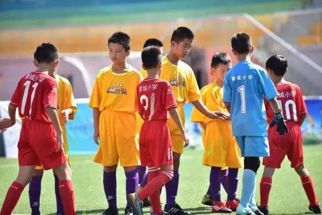 三千名跑者竞速山西榆社云竹湖 赛道串联生态与人文地标三千名跑者竞速山西榆社云竹湖 赛道串联生态与人文地标